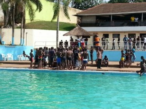 Article : Un adolescent retrouvé mort dans la piscine du Club Communal